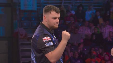 Shootiungstar Josh Rock schlägt Jose Justizia bei seinem ersten Spiel einer WM jemals mit 3:1 und zieht souverän in Runde zwei ein.