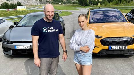 Chris testet mit Rennfahrerin Laura-Marie Geissler den neuen EV6 von KIA sowohl in der Standard- wie auch der "Porsche Killer"-GT-Version. Gast im Studio: Konstantin Schwaab (CEO Wirelane) zum Thema Ladestationen und Entwicklung von Elektromobilität.