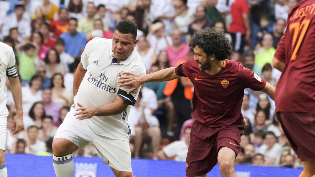Nanu, wer ist denn das? Beim Benefizspiel "Corazon Classic" zwischen den Veteranen von Real Madrid und AS Rom gab auch der ehemalige Weltfußballer Ronaldo sein Comeback für die Königlichen. Die Topform von damals hat der Brasilianer nicht mehr