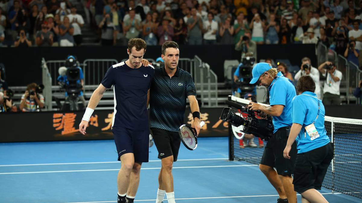 Bei den anschließenden Australian Open folgt eine emotionale Erstrundenpartie. Die Zuschauer feuern Murray nach Kräften an, der aber trotz einer kämpferischen Leistung dem Spanier Robert Bautista Agut nach fünf Sätzen knapp unterliegt
