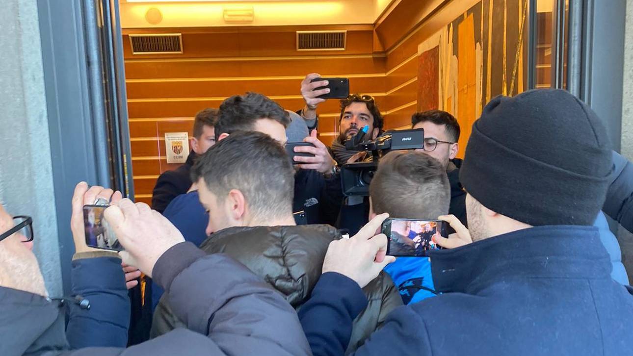 Handys und Kameras begleiteten Diego Demme nach seiner Ankunft in Rom auf Schritt und Trit