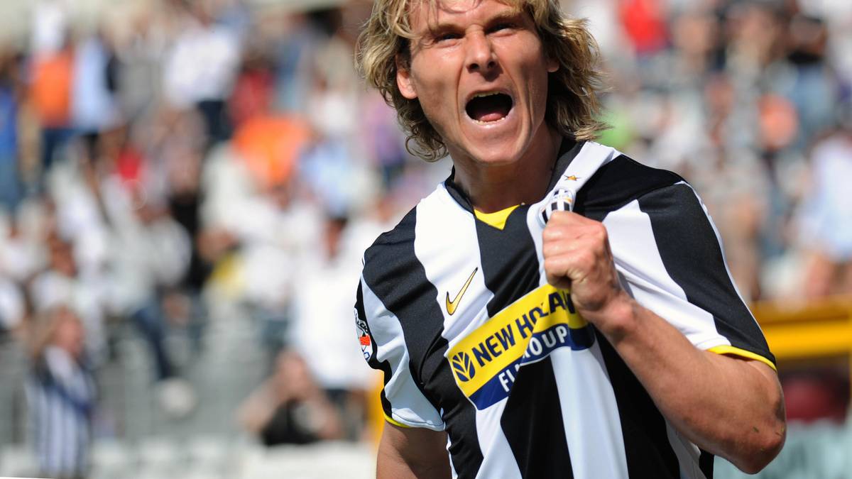 PAVEL NEDVED: 1996 transferierte Raiola den Tschechen von Sparta Prag für etwa 4,6 Millionen Euro zu Lazio Rom. Fünf Jahre später wechselte der Mittelfeldspieler für umgerechnet 41,2 Millionen Euro zu Juventus Turin, wo er 2003 zu Europas Fußballer des Jahres gewählt wurde
