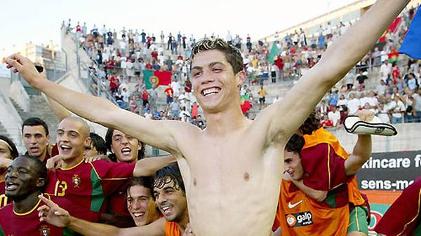 Durch seine Leistungen in den Jugendnationalmannschaften weckt Ronaldo frühzeitig das Interesse von europäischen Spitzenklubs