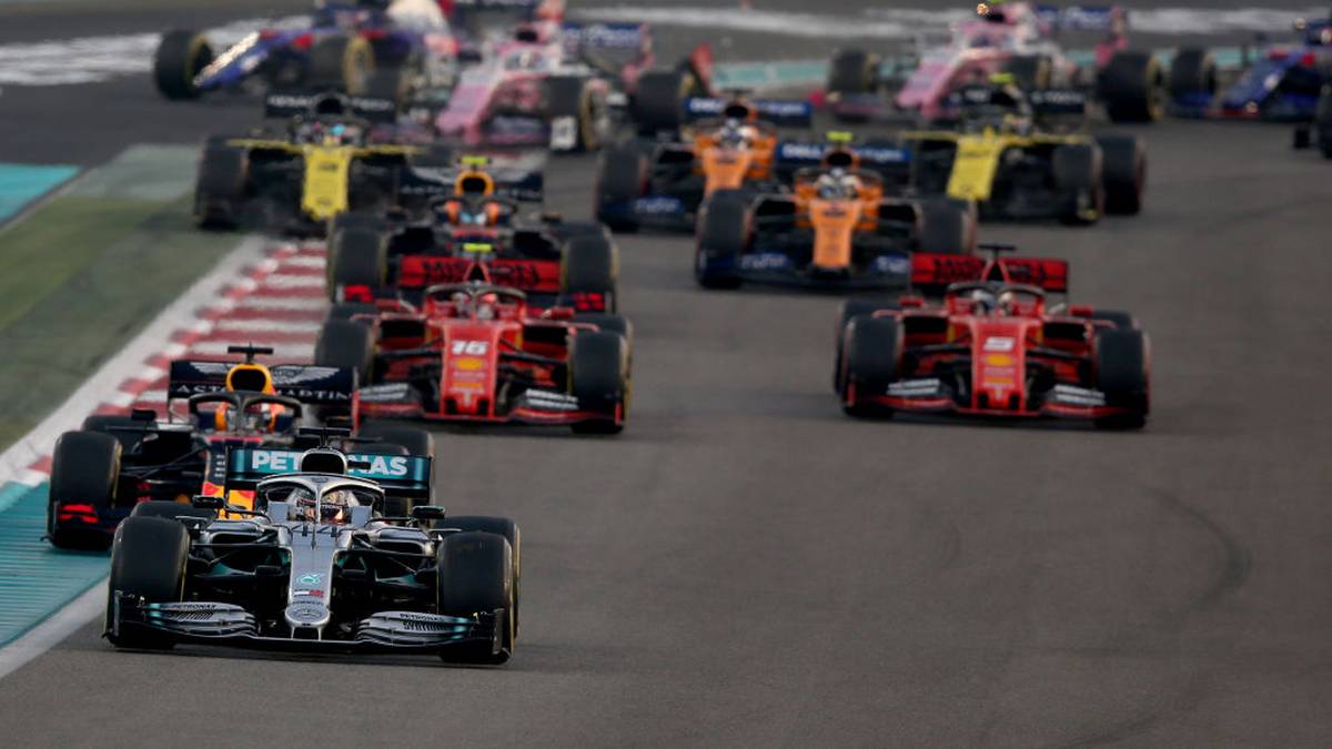 TUTTOSPORT: "Hamilton beweist wieder einmal, wie fest er die Formel 1 im Griff hat. Ferrari war nie wirklich ein gefährlicher Konkurrent. Will Maranello wieder eine führende Rolle spielen, genügt es nicht, nur am Auto zu arbeiten. Es gibt sehr viel mehr zu tun"