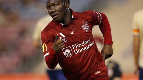 Der FC Bayern München hat Nestory Irankunda verpflichtet. Der Vertrag des 17 Jahre alten Offensivtalents von Adelaide United wird aber erst ab dem 1. Juli 2024 gültig sein, da Irankunda für einen Wechsel nach Europa volljährig sein muss. 