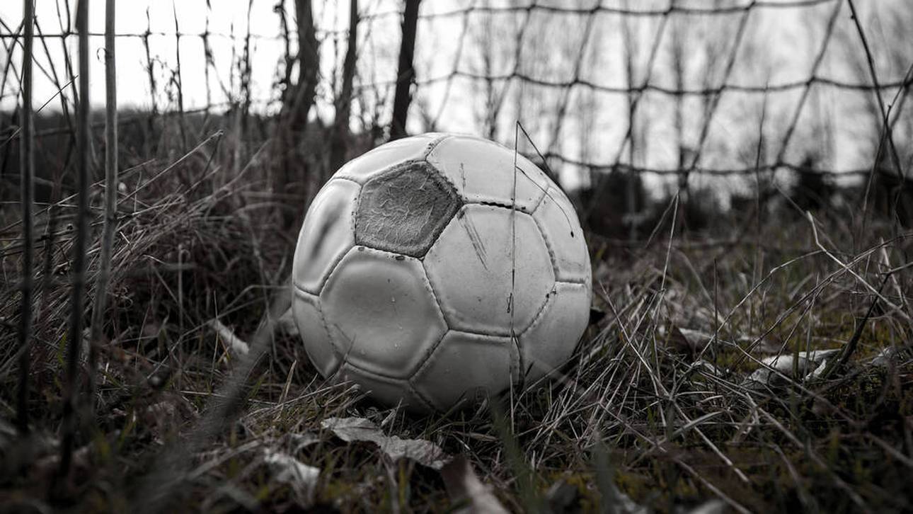 Fußballer stirbt nach Zweikampf auf Platz