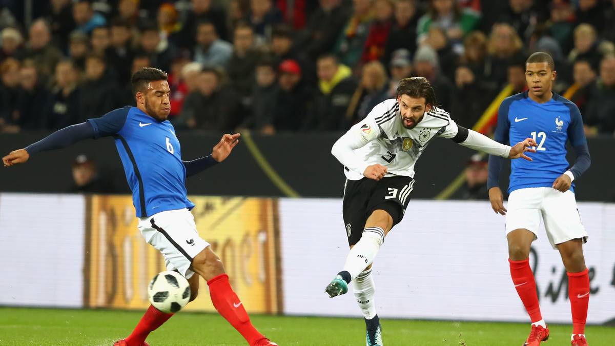 MARVIN PLATTENHARDT: Der Berliner verteidigte links hinten an Stelle von Marcel Halstenberg. Im Zusammenspiel mit Draxler auf der linken Seite mit ordentlichen Ansätzen, die in der ersten Hälfte aber nicht zu Ende gespielt wurden. Von Jallet und Mbappe in der Defensive mehrfach an die Grenzen gebracht. Nach der Pause mit mehreren ansehnlichen Flankenläufen. SPORT1-Note: 4