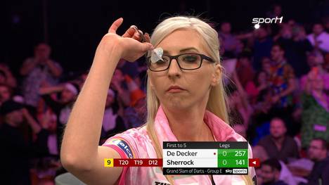 Fallon Sherrock erwischt beim Grand Slam einen absoluten Sahnetag. Gegen Mike de Decker verteilt sie einen Whitewash und spielt am Ende einen 102er-Average. 
