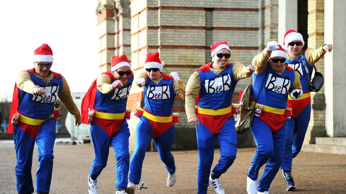 Auch einige Superman-Doubles haben sich auf den Weg nach London gemacht. Was ihr Ziel ist, haben sie sich gleich aufgeschrieben: Bier