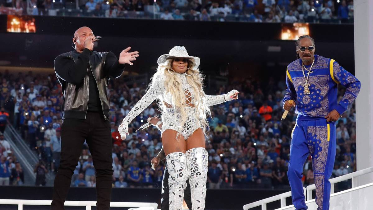 From left Dr. Dre, Mary J. Blige and Snoop Dogg perform in the Pepsi Super Bowl LVI Halftime Show during Super Bowl LVI between the Cincinnati Bengals and Los Angeles Rams at SoFi Stadium in Los Angeles on Sunday, February 13, 2022. PUBLICATIONxINxGERxSUIxAUTxHUNxONLY SBP20220213157 JohnxAngelillo