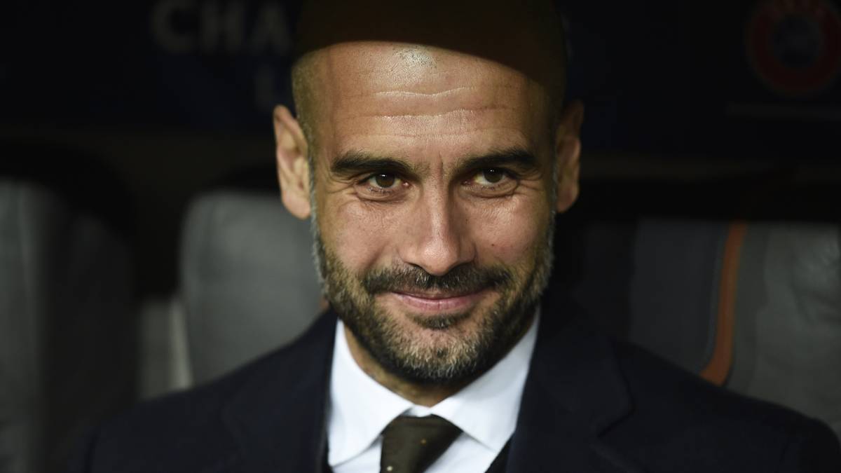 Auch Pep Guardiola ist schon da. Im Schatten der Bayern-Bank lächelt er dem Spiel entspannt entgegen