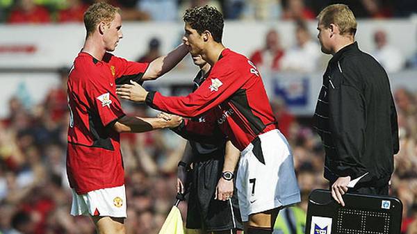 Mit 18 Jahren wechselt Ronaldo von Sporting zu Manchester United. Er kostete 17,5 Millionen Euro Ablöse und sollte Nachfolger von David Beckham werden - von ihm übernahm er auch die Rückennummer 7. Sein Debüt für ManUnited feierte er am 16. August 2003 gegen die Bolton Wanderers.