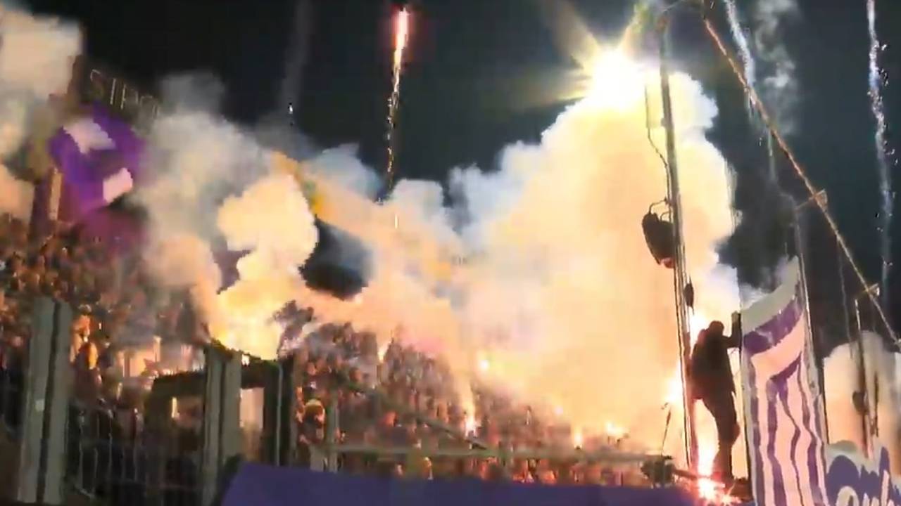 Irre Pyro-Show! Fans schießen Raketen aus dem Stadion