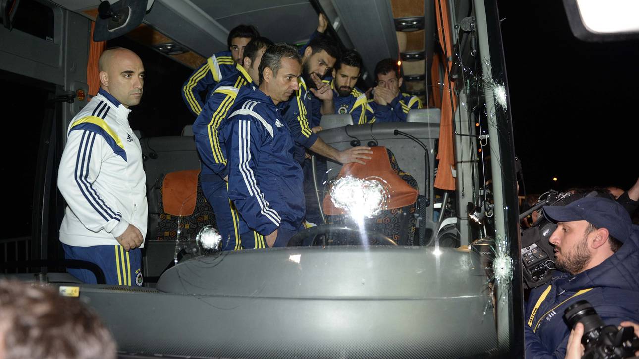 Schüsse auf Fenerbahce-Bus