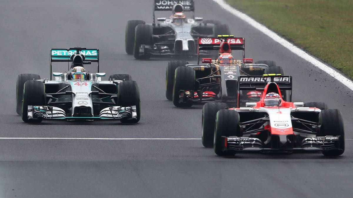 Der Däne Kevin Magnussen wird nach Platz zwei im Auftaktrennen in Australien lediglich Gesamtelfter. Button fährt etwas konstanter und erkämpft sich Rang acht. Währenddessen dominiert der einstige Partner Mercedes die Formel 1