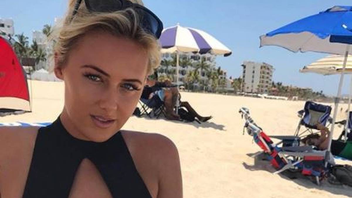 In schwarzem Gewand präsentiert sich Ellie-Jean Coffey am Strand