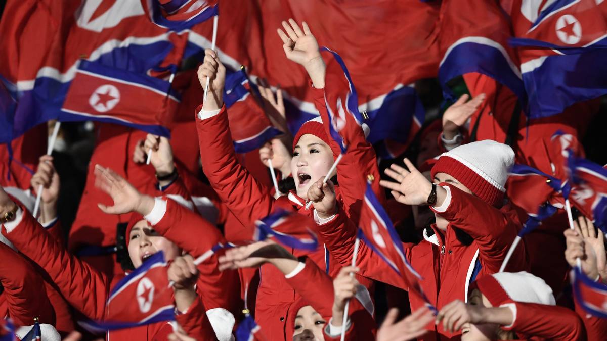 Dann laufen Nordkoreas Athleten ein und es gibt kein Halten mehr