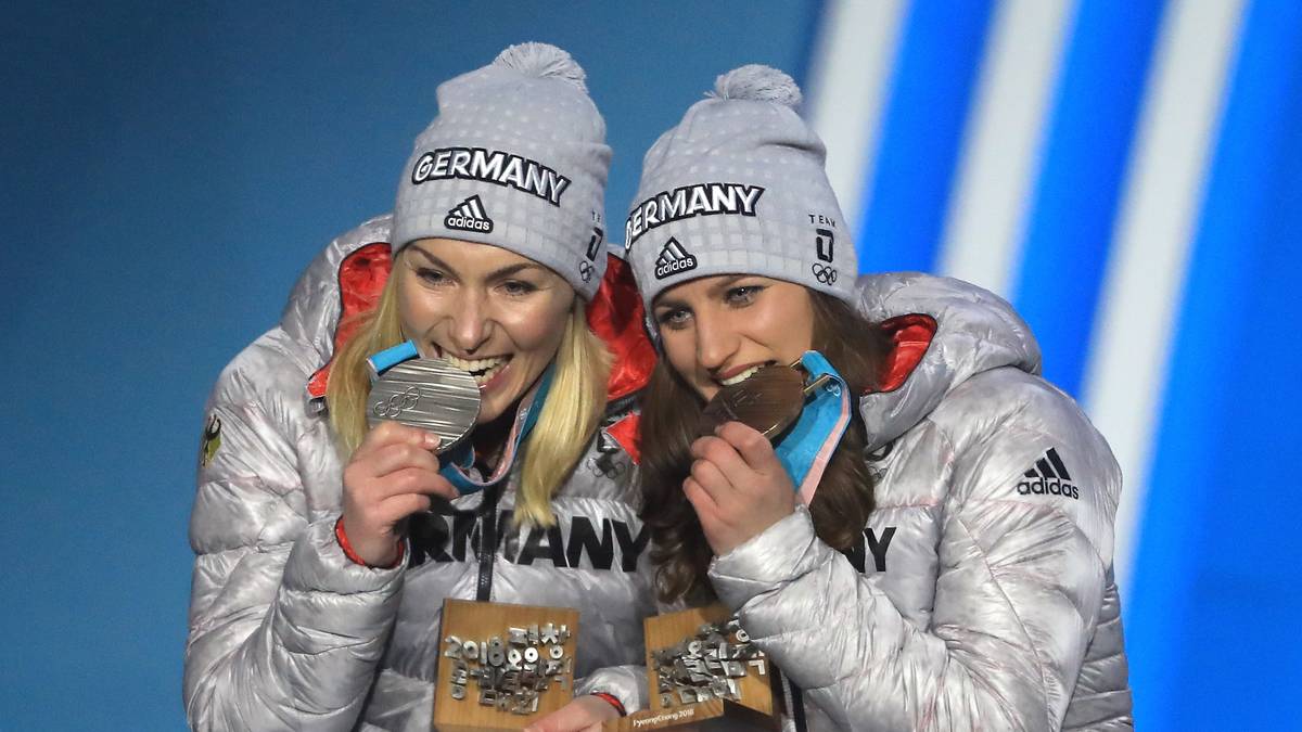 Auch Silber und Bronze für die Snowboarderinnen Jörg (l.) und Hofmeister (r.) sowie die nicht unbedingt erwartbaren Einzel-Medaillen der Biathleten Peiffer, Doll und Schempp sorgten für frohe Gesichter im deutschen Haus