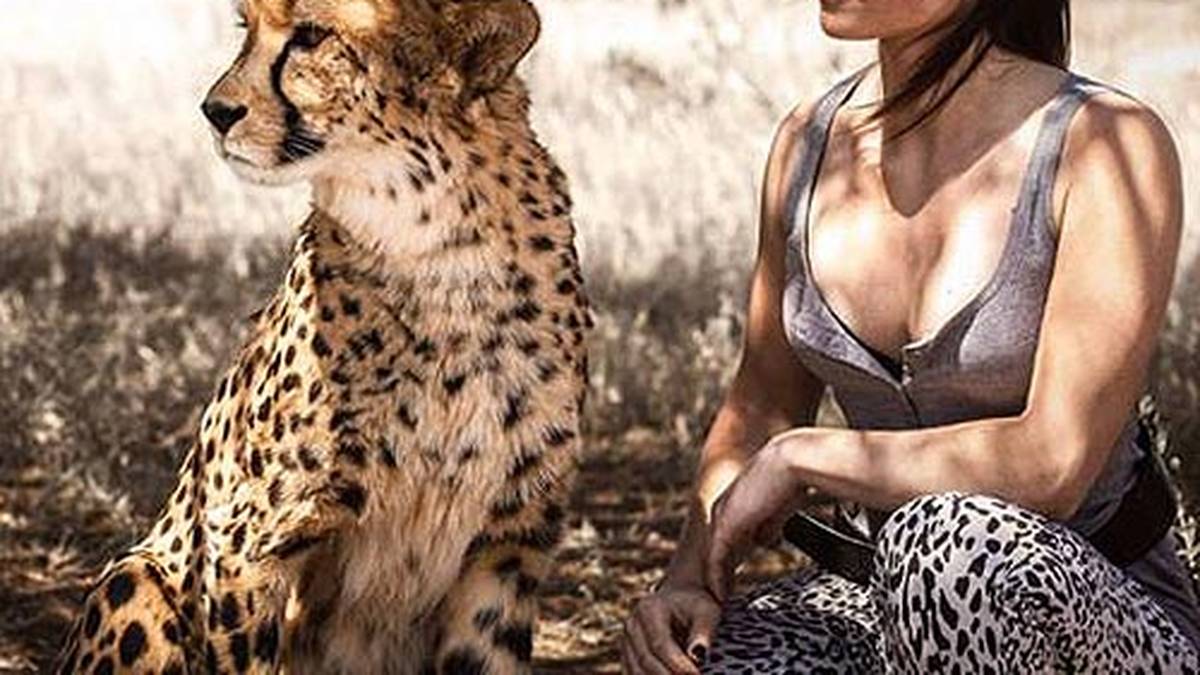 Anna Fenninger auf Tüchfühlung mit einer Wildkatze. Die Österreicherin fährt aber auch bei den Ski-alpin-Rennen ihre Krallen aus (Quelle: Facebook/Anna Fenninger)