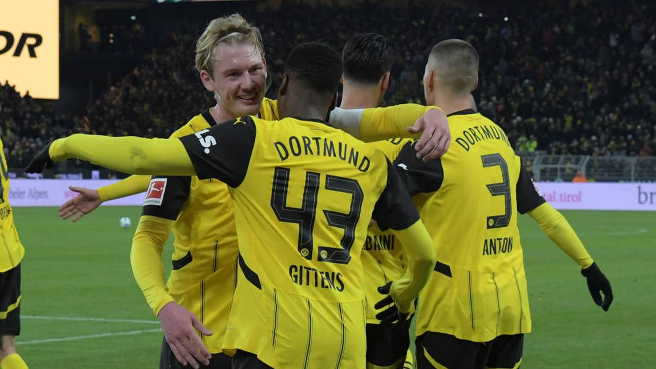 Julian Brandt stellt sich schützend vor seinen Mitspieler Jamie Gittens 