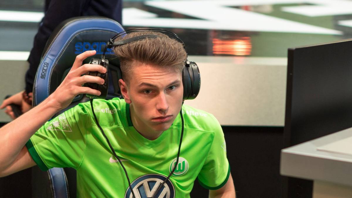 Für den Mann vom VfL Wolfsburg scheint der November geradezu verhext zu sein: In den drei Weekend-Leagues kam es für den VfL-Profi immer wieder zu Spielabbrüchen aufgrund von Verbindungsproblemen. Die Konsequenz: mit 114:6 steht TimoX auf Platz 62 der PS4-Rangliste und und muss sich am kommenden Wochenende noch einmal anstrengen, um das Erreichen des ersten Qualifikationscups für die Global Series zu sichern.