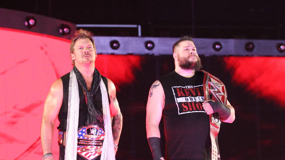 Auch dieser Titel bleibt wo er ist: Universal Champion Kevin Owens (r., mit Kumpel Chris Jericho) kann Roman Reigns bezwingen - nach einem unfairen Eingriff von Braun Strowman