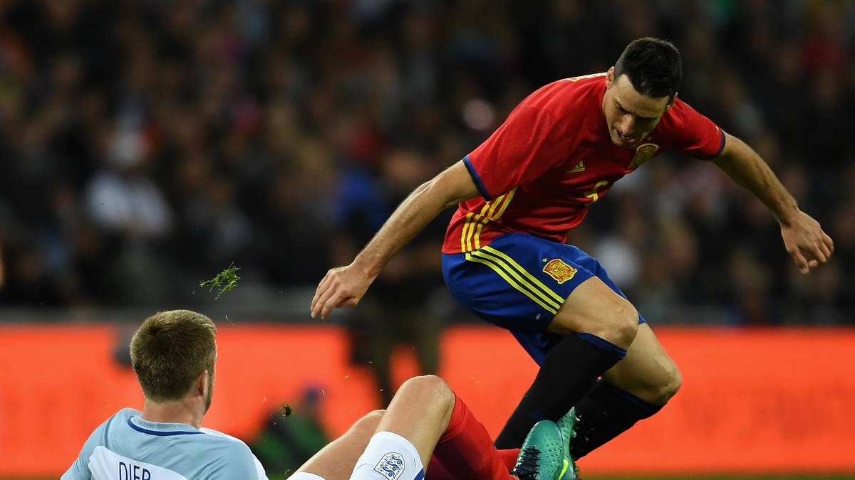 Aduriz' Spätreife verhilft ihm wider Erwarten auch noch zu einer Länderspielkarriere. Im März 2016 absolvierte der 36-Jährige sein zweites Länderspiel nach sechs Jahren Pause. Seitdem wird er regelmäßig eingesetzt