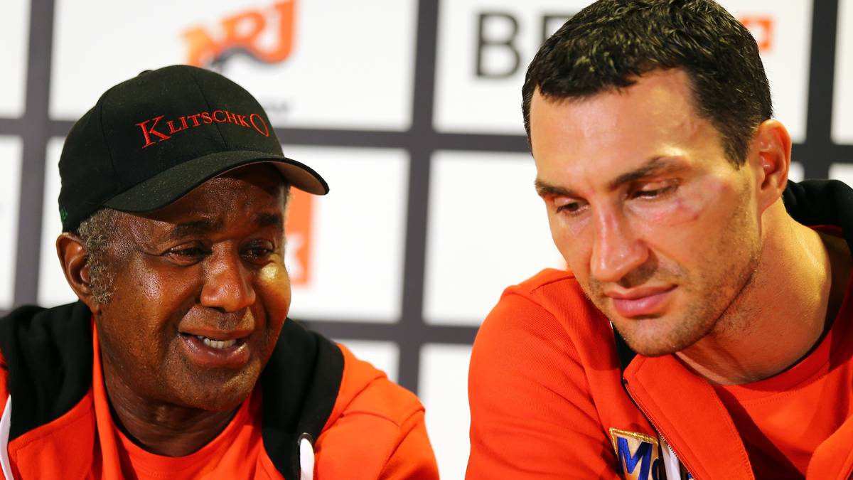 EMANUEL STEWARD: Steward (l.) trainierte bis zu seinem Tod 2012 den damaligen Schwergewichts-Weltmeister Wladimir Klitschko (r.). Hatte zuvor bis zu dessen Karriereende 2004 zudem Lennox Lewis betreut. Gewann 1993 den Futch Award