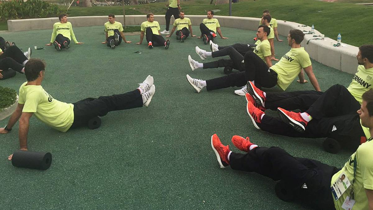 Ruhig starten die deutschen Handballer in den Tag. Vor einem inoffiziellen Test gegen Kroatien steht Frühsport auf dem Hosenboden auf dem Programm