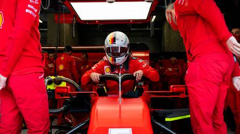 Sebastian Vettel steigt aus seinem langsamen Ferrari