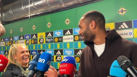 Nationalspieler Jonathan Tah wird nach dem WM-Qualifikationsspiel gegen Nordirland von einer Mitarbeiterin des DFB ausgelacht.