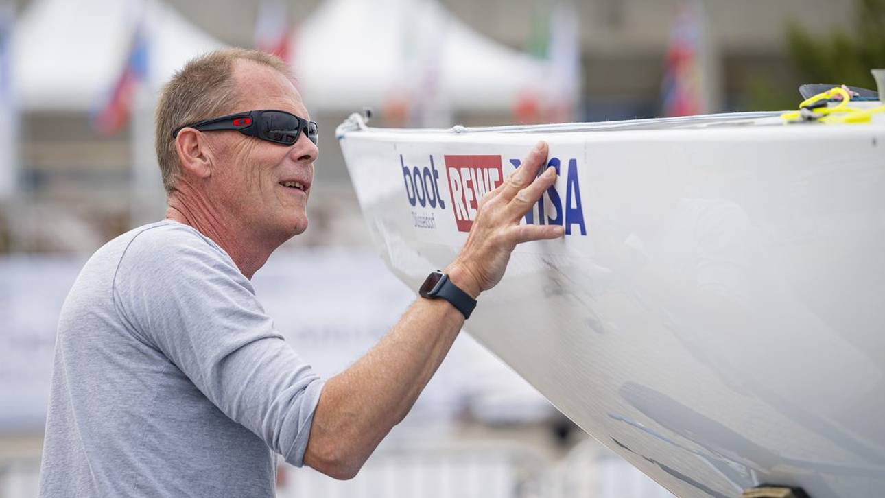 Heiko Kröger präpariert die Bugaufkleber der Kieler Woche-Partner an seinem 2.4mR-Boot