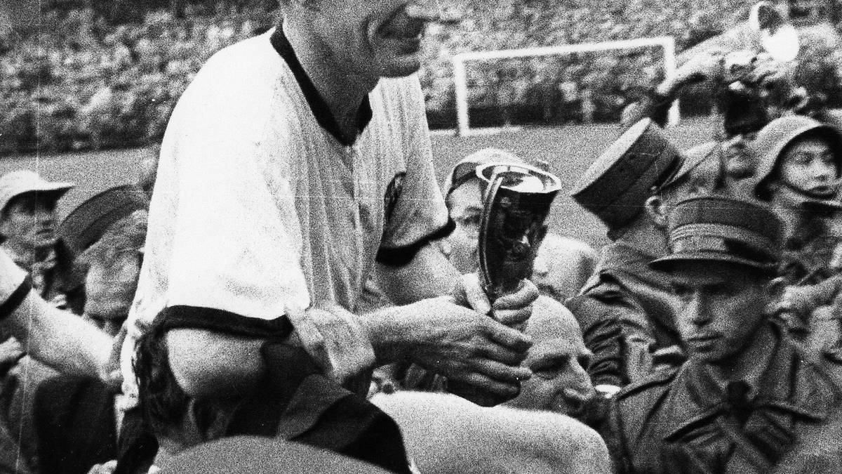 PLATZ 4 - FRITZ WALTER (61 Länderspiele/33 Tore): Die FCK-Legende triumphierte 1954 bei der WM in der Schweiz und stellte dabei Ungarns Ausnahmemannschaft um Ferenc Puskas in den Schatten. Er war der erste Spieler, der zum Ehrenspielführer der Nationalmannschaft ernannt wurde