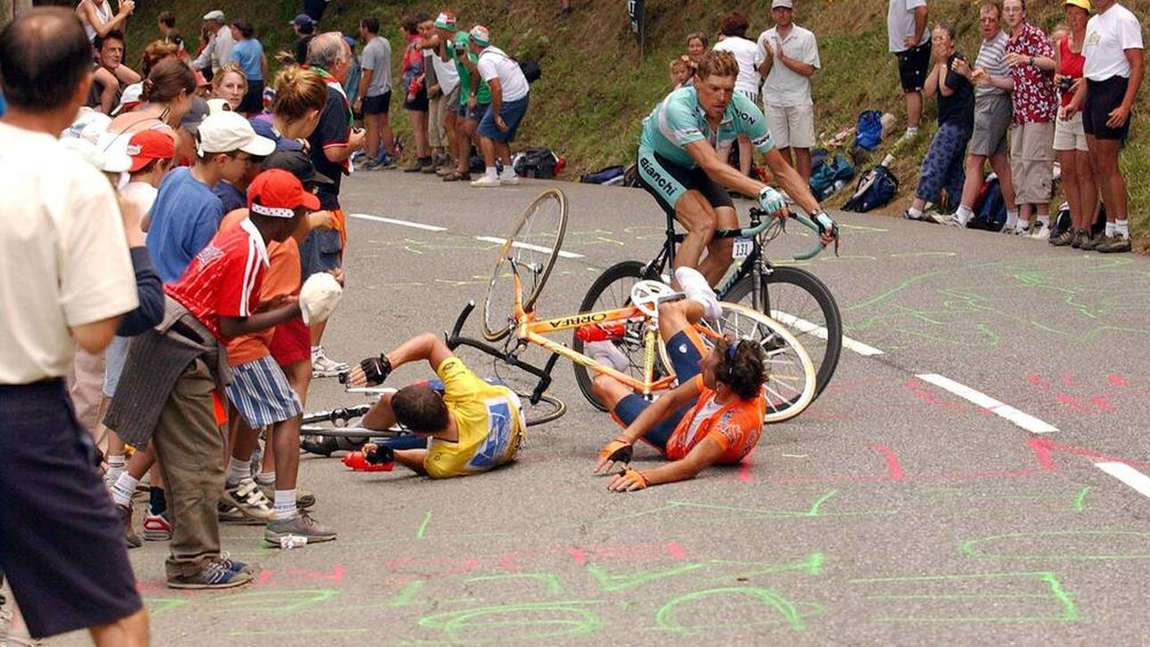 Lance Armstrong kommt im Duell mit Jan Ullrich zu Fall