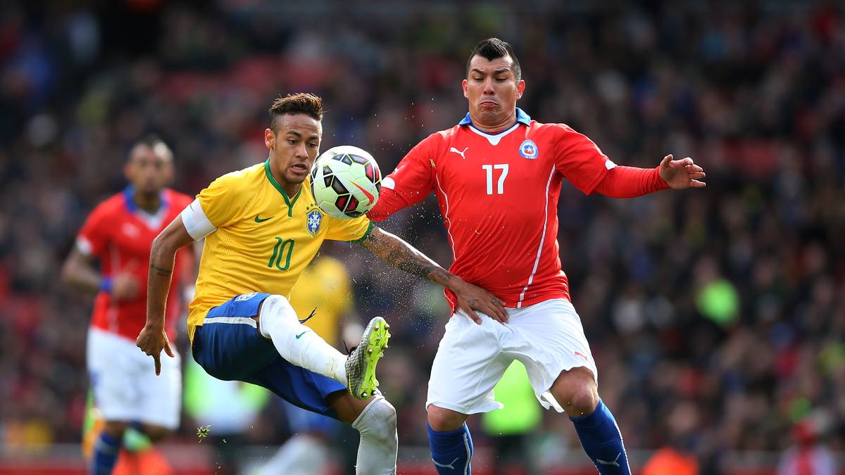 Doch das bleibt Neymar erspart. Der 23-Jährige kann weiterspielen - und freut sich am Ende über einen 1:0-Erfolg