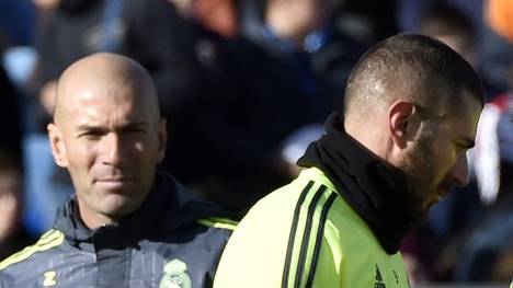 Zinedine Zidane (l.) ist Trainer von Karim Benzema bei Real Madrid