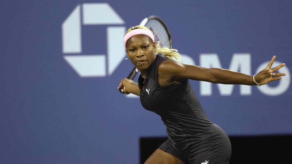 Bei den US Open 2002 trägt Serena Williams einen hautengen schwarzen Einteiler