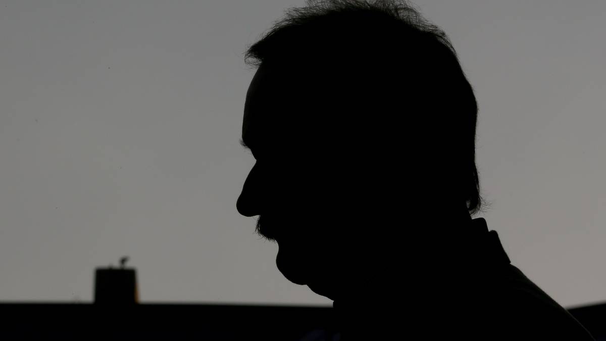 Am 9. Dezember 2014 endet auch seine zweite Amtszeit in Bochum. Wegen "vereinschädigendem Verhalten" wird Neururer entlassen. Für ihn eine nicht nachvollziehbare Entscheidung