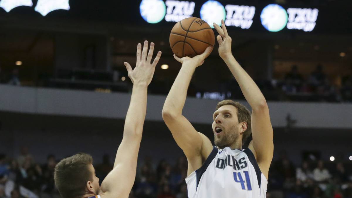 RANG 12 - DIRK NOWITZKI: Der Würzburger verpasste mit 1982 Dreiern knapp die Top 10. Rekordhalter in der Statistik "Meiste Dreier in einer Saison im Alter von 39 Jahren oder älter" ist Nowitzki sowieso