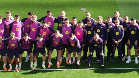 Nach über zwei Jahren ist es so weit: Der FC Barcelona kehrt für eine Trainingseinheit ins Camp Nou zurück. Abgeschlossen ist der Umbau zwar noch nicht, trotzdem fanden zahlreiche Fans den Weg in die Fußballkathedrale.