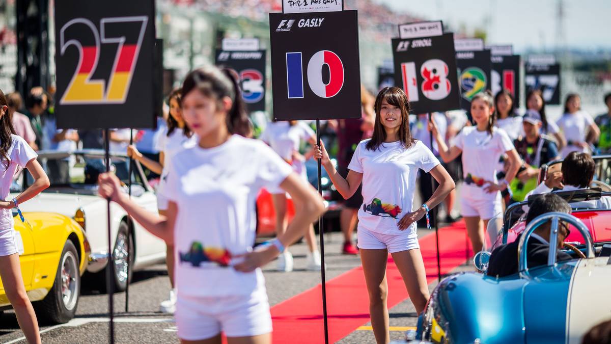 Japan (Formel 1): In Japan - wen wundert es - treten die Frauen an der Rennstrecke deutlich traditionsbewusster auf. Selbstredend immer im passenden Ambiente