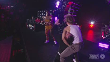 Powerhouse Hobbs (l.) & Hook (r.) attackieren bei AEW Dynamite CM Punk