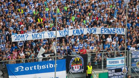 Die Fans des MSV Duisburg zeigen eine geschmackloses Banner