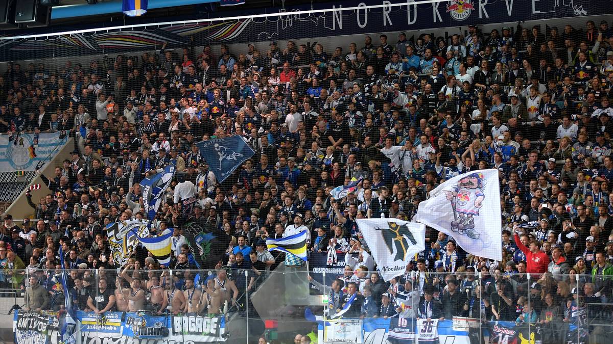 Die EHC-Fans feiern den zweiten DEL-Meistertitel in Folge