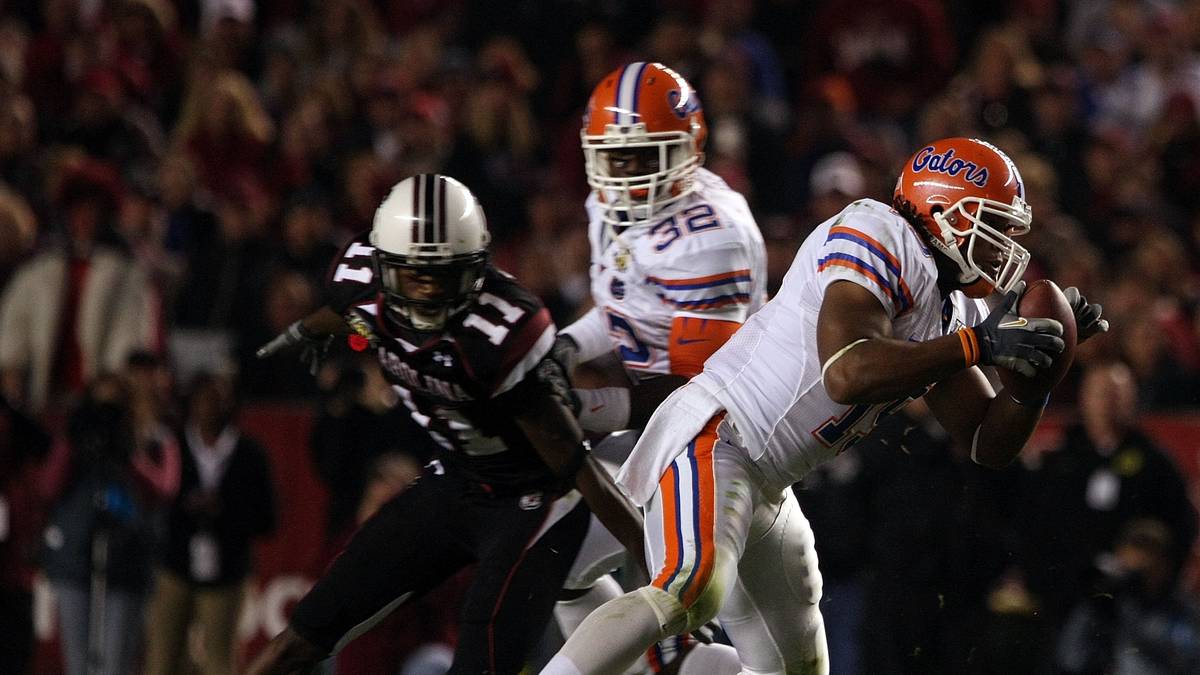 JOHN CURTIS (Safety, r.): Aufgrund von Verletzungsproblemen absolviert Curtis in vier Jahren nur 17 Partien, auch die Saison 2008 verpasst er komplett - wegen eines Kreuzbandrisses. Weil er wegen eines Alkoholdeliktes keine fünf Sozialstunden ableistet, verstößt er gegen seine Bewährung. 2010 stürzt er sich in Seattle von einem Gebäude und ist sofort tot