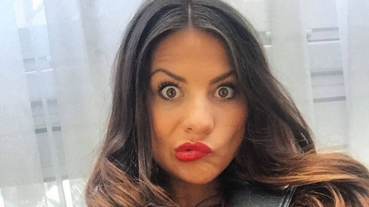 Amina Seferovic, Ehefrau des Schweizer-Stürmers Haris Seferovic reißt passend zu ihrem Hashtag #krassesterhooligan angsteinflößend die Augen auf