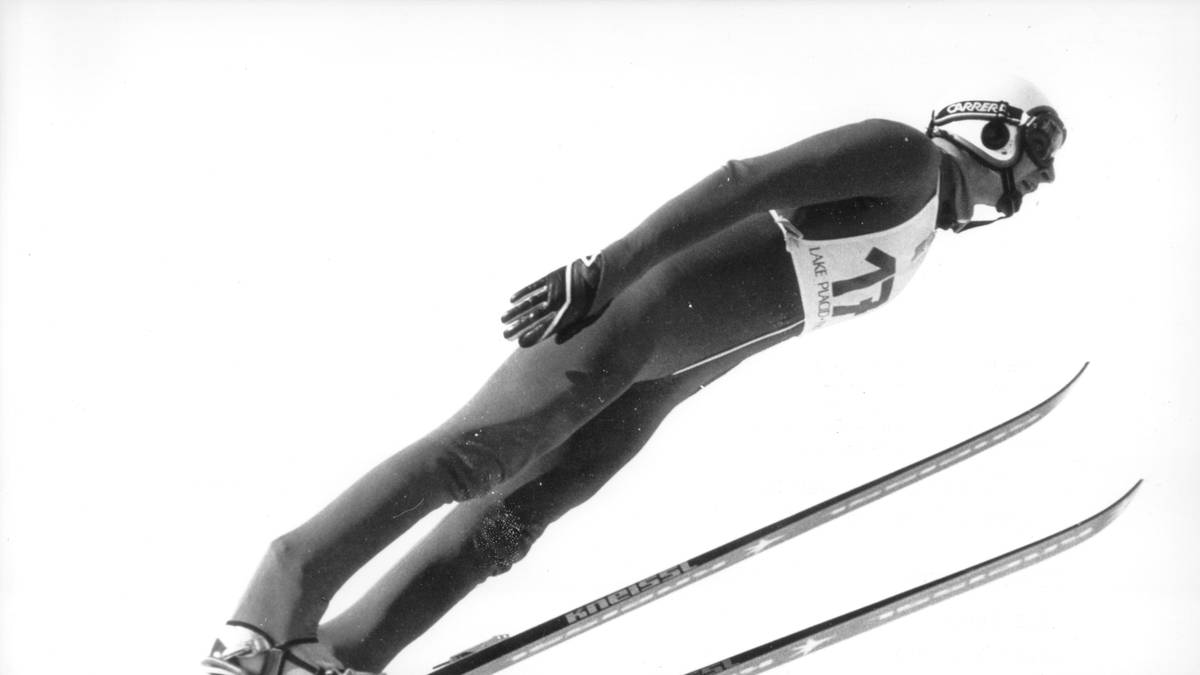 MANFRED DECKERT (1981(82): Der Athlet aus Halle führt nach dem zweiten Springen die Gesamtwertung an. Zwar reicht es im letzten Wettkampf nur zum fünften Rang, der Gesamtsieg ist Deckert trotzdem nicht mehr zu nehmen