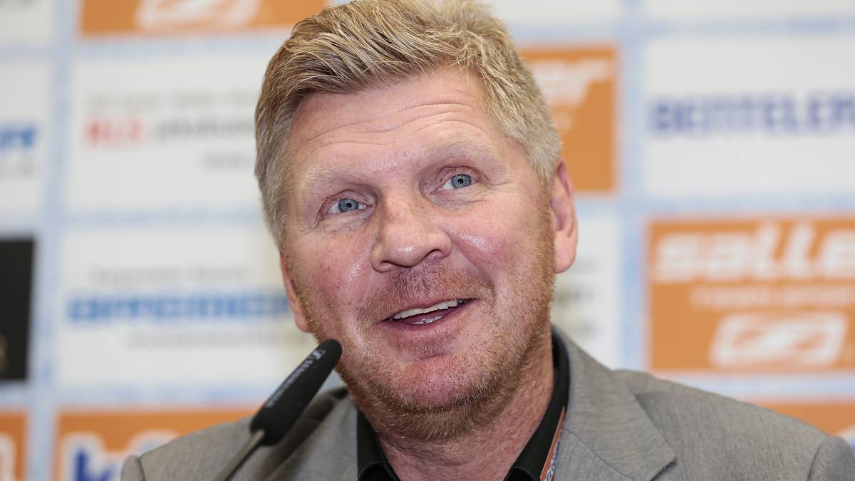 Bei seiner Vorstellung gibt er sich wort- und spruchgewaltig wie eh und je. Einige Highlights: "Der eine ist the Special One, der andere ist The Normal One, I am the New One", sagt er in Anspielung auf Jürgen Klopps Verweis kürzlich auf wiederum Jose Mourinho. Oder: "Alle standen Spalier und waren total glücklich, dass ich da bin. Das ist nett. Das ist einfach nett." Oder auch: "Ich stehe zu meinem Ausspruch 'Der erste Schuss muss sitzen.' Und das ist hier der Fall." Und schließlich:  "Meine Aufgabe ist es, die Jungs zu Helden zu machen" 