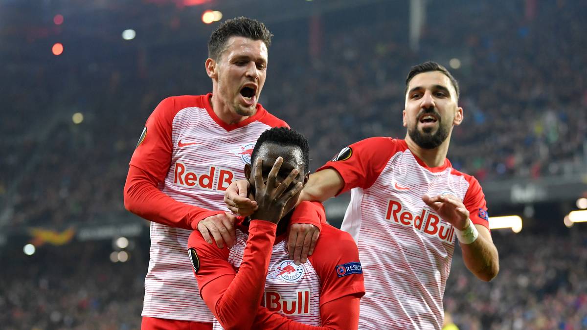 ÖSTERREICH: Österreich führte in dieser Saison den Playoff-Modus ein, als Vorbild galt dabei Belgien. Nach 22 Spieltagen wurden die Punkte aller Teams halbiert, die Plätze 1 bis 6 gingen in die Meister-Playoffs, die Plätze 7 bis 12 in die Abstiegs-Playoffs