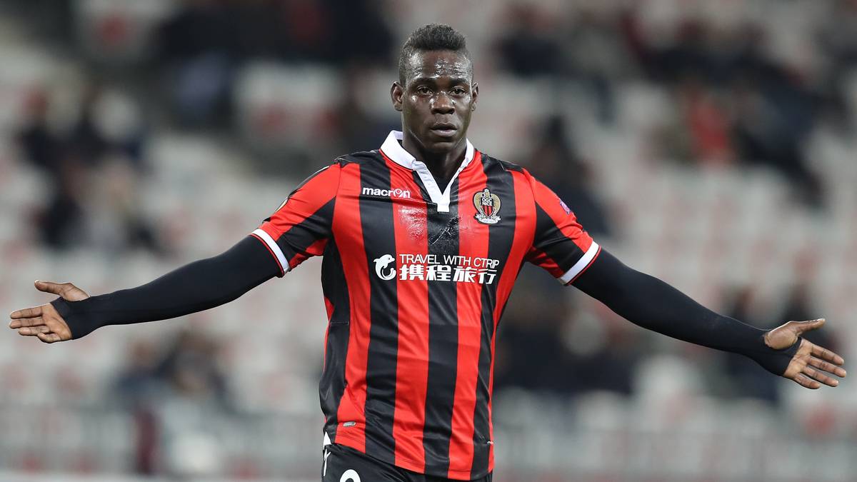 MARIO BALOTELLI: Bekanntheit erlangte Raiola als Berater von Balotelli. Einmal rief Balotelli bei einem Brand aus Hilflosigkeit zunächst seinen Berater an, anstatt direkt die Feuerwehr zu rufen. 2010 wechselte der Stürmer für 29,5 Millionen Euro von Inter zu Manchester City. Aktuell spielt der 27-Jährige für Olympique Marseille